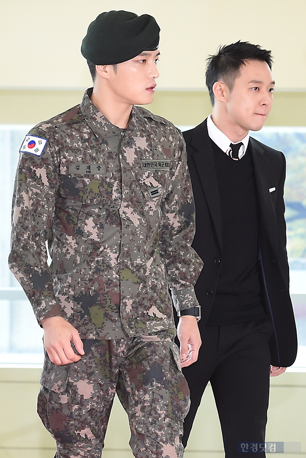 [포토] JYJ 김재중, '늠름한 모습보다 먼저 눈에 들어오는 태극기' (대중문화예술상)