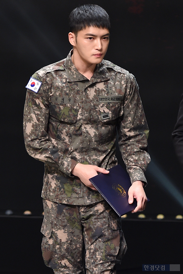 [포토] JYJ 김재중, '실수 알아차리고 다시 단 태극기' (대중문화예술상)