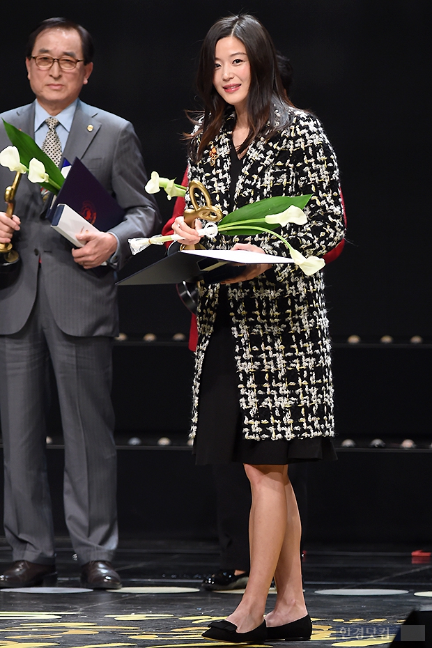 [포토] 전지현, '뱃속 아기와 함께 대통령 표창 수상' (대중문화예술상)