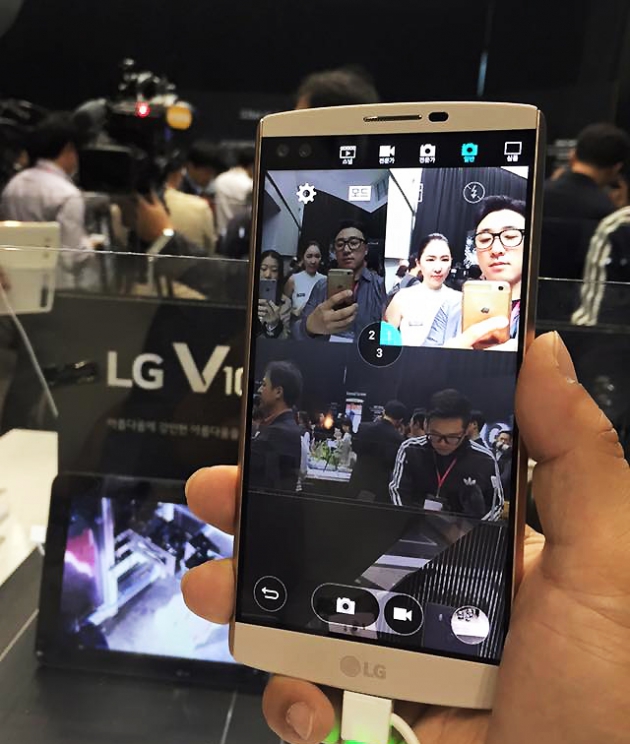 1일 기자가 직접 LG V10의 전면 듀얼렌즈를 이용해 다양한 멀티이미지 셀피를 촬영해보고 있다. 사진=김민성 기자 