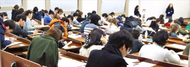 질문은 커녕…교수 농담까지 '죽어라 필기만 하는 서울대생'