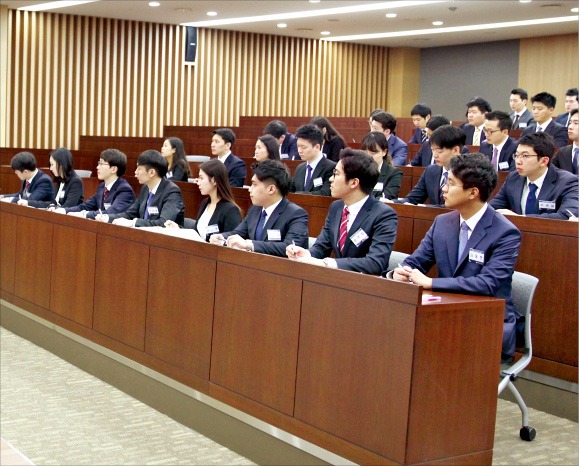 KDB대우증권 신입사원들이 ‘PB사관학교’에서 교육을 받고 있다. KDB대우증권 제공 