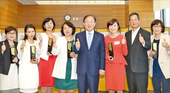 김주하 농협은행장(왼쪽 다섯 번째)이 지난달 18일 펀드 수수료 1억원 이상을 벌어 ‘펀드명인 1억클럽’에 가입한 직원들에게 기념패를 준 뒤 기념촬영하고 있다. 농협은행 제공 