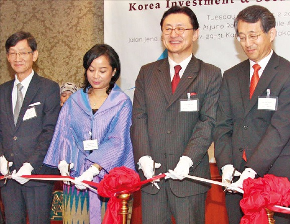 지난해 12월 열린 한국투자증권 인도네시아 자카르타 대표사무소 개소식에서 유상호 한국투자증권 사장(오른쪽 두 번째)과 조태영 주인도네시아 대사(맨 오른쪽) 등이 테이프를 자르고 있다. 한국투자증권 제공 