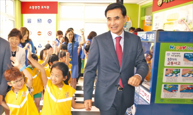 안민수 삼성화재 사장(오른쪽)이 경기 평택시 현화초교에서 어린이 안전교육 캠페인 ‘해피스쿨’을 진행하고 있다. 삼성화재 제공