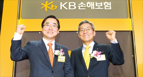 김병헌 KB손해보험 사장(왼쪽)이 윤종규 KB금융지주 회장과 지난 6월 KB손보 강남사옥에서 열린 ‘KB손해보험 출범식’에 참석해 기념촬영하고 있다. KB손보 제공
 