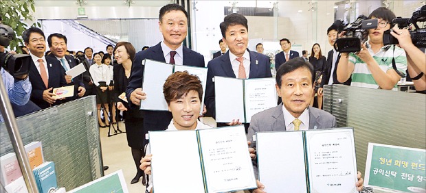 김정태 하나금융지주 회장(앞줄 오른쪽부터 시계방향)이 박세리 선수, 허정무 한국프로축구연맹 부총재, 함영주 KEB하나은행장과 함께 KEB하나은행 본점 영업부에서 청년희망펀드에 가입한 후 기념촬영하고 있다. KEB하나은행 제공 