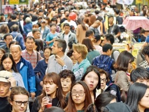 편의점·온라인몰·아울렛…'바닥 소비' 살아난다