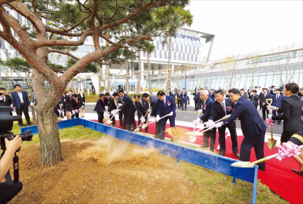 한국서부발전은 지난달 24일 충남 태안군 신사옥에서 본사 이전 기념행사를 열었다. 참석자들이 입주 기념 식수를 심고 있다. 