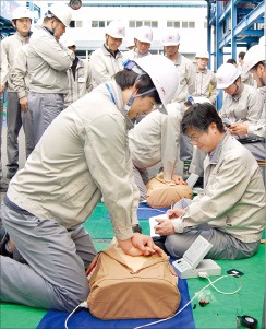 코오롱인더스트리 울산공장 직원들이 5일 공장에서 심폐소생술 훈련을 하고 있다. 코오롱인더스트리 제공