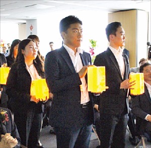 지난 8월 한국저작권위원회 진주 이전 기념행사에서 진주시화인 석류꽃을 활용한 유등 전달식이 열렸다.
 