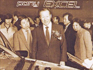1985년 현대차 포니 엑셀 발표회장의 정주영 회장. 