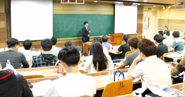 지난달 30일 ‘한경-한양 스타트업 아카데미’ 수강생들이 서울 한양대 경영대학 강의실에서 수업을 받고 있다. 한양대 제공