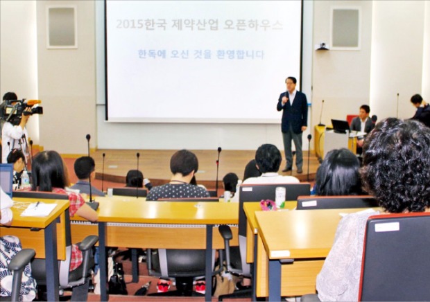 이경호 한국제약협회 회장이 지난 7월29일 충북 음성군의 한독 의약박물관에서 열린 1회 오픈하우스 행사에서 인사말하고 있다. 제약협회 제공