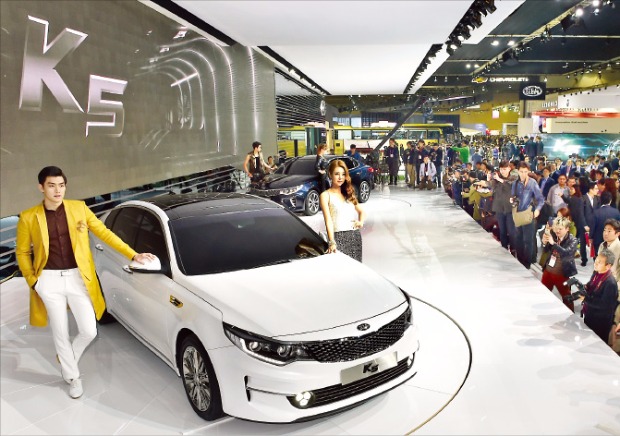 한국자동차산업협회는 국내 자동차 산업의 세계화를 위해 1995년부터 매 홀수년에 서울모터쇼를 개최하고 있다. 사진은 지난 4월 주최한 ‘2015 서울 모터쇼’. 한경 DB