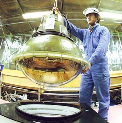 일본 하마마쓰 포토닉스 기술자가 중성미자 검출시설인 가미오칸데에 ‘광전자증배관’을 설치하고 있다. 가미오칸데는 세계 최초로 중성미자 검출에 성공했다. 슈퍼가미오칸데 관측소 제공