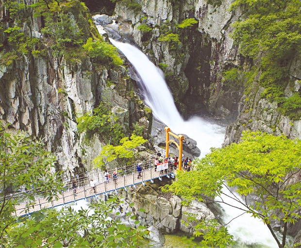 포항 보경사 인근의 연산폭포 