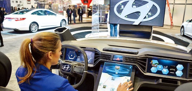 현대자동차는 지난 1월 미국 라스베이거스에서 열린 ‘CES 2015’에서 자율주행을 비롯한 다양한 미래차 기술을 선보였다. 현대자동차 제공
