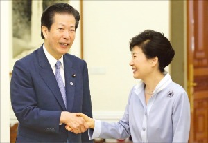 박근혜 대통령이 8일 청와대를 예방한 야마구치 나쓰오 일본 공명당 대표와 악수하고 있다. 연합뉴스 