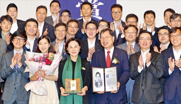 전문경영인 부문 다산경영상을 받은 박진수 LG화학 부회장(앞줄 왼쪽 네 번째)과 부인 송정희 씨(세 번째)가 딸 시내씨(두 번째)와 사위(첫 번째), 회사직원들로부터 축하를 받고 있다. 김병언 기자 misaeon@hankyung.com