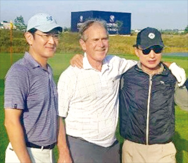 이재용 삼성전자 부회장(왼쪽부터)이 조지 W 부시 전 미국 대통령, 이명박 전 대통령과 함께 8일 인천 청라 베어즈베스트GC에서 라운딩을 하며 기념촬영하고 있다. 연합뉴스