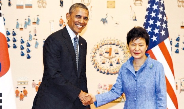 박근혜 대통령이 2014년 4월25일 청와대에서 정상회담을 하기 전 버락 오바마 미국 대통령을 맞이하고 있다. 한경DB