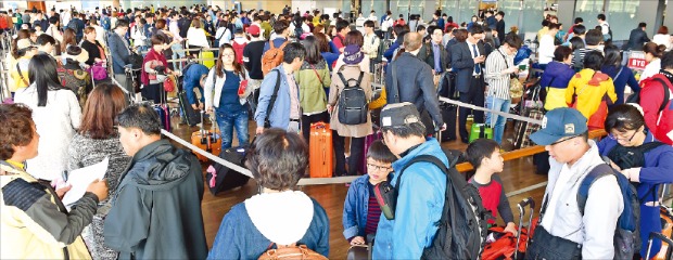 해외여행을 떠나는 인파로 붐비는 인천국제공항 출국장 