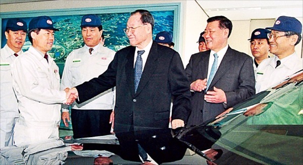 아산(왼쪽 네 번째)이 1999년 3월 정몽구 현대자동차그룹 회장(다섯 번째)과 함께 기아자동차 화성공장을 방문해 직원들을 격려하고 있다. 한경DB