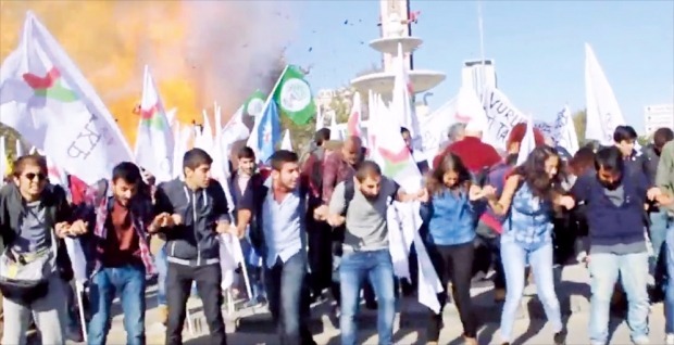 시위 도중 '쾅'…터키 폭탄 테러 128명 사망