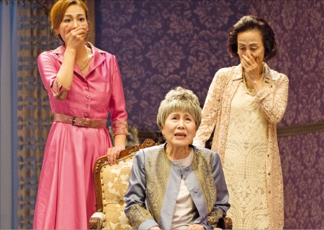 오는 25일까지 서울 명동예술극장에서 공연하는 연극 ‘키 큰 세 여자’.