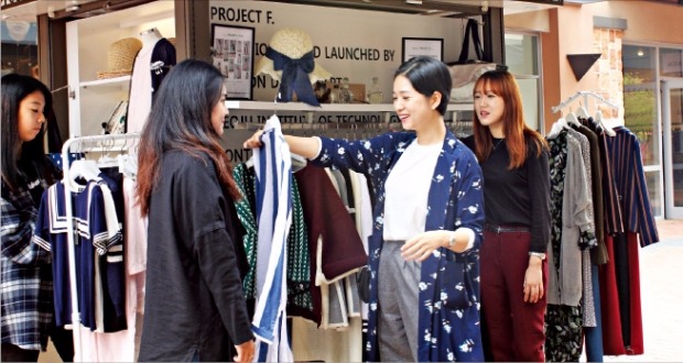 쇼핑객들이 12일 신세계 여주프리미엄아울렛에 있는 ‘프로젝트 F’ 매장에서 옷을 고르고 있다. 신세계사이먼 제공