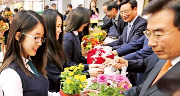 수능 한달 앞으로…수험생에 '파이팅 꽃다발'