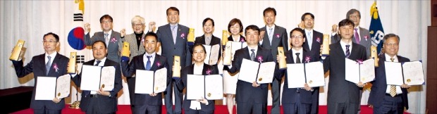 ‘대한민국 엔지니어상’ 시상식이 12일 서울 역삼동 르네상스호텔에서 열렸다. 이석준 미래창조과학부 1차관(뒷줄 왼쪽 세 번째), 이봉구 한국경제신문 기획조정실장(뒷줄 맨 오른쪽) 등이 10월 수상자인 이재수 골드텔 대표(앞줄 오른쪽 첫 번째), 송성배 LG전자 연구위원(두 번째), 이길순 에어비타 대표(뒷줄 오른쪽 네 번째), 장은주 삼성전자 마스터(다섯 번째) 등과 함께 기념촬영하고 있다. 한국산업기술진흥협회  제공
 