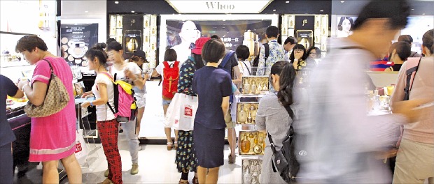 서울 소공동 롯데면세점의 ‘후’ 화장품 매장이 중국인 관광객들로 붐비고 있다. 이 매장은 크기가 33㎡에 불과하지만 월평균 100억원이 넘는 매출을 올리고 있다. LG생활건강 제공