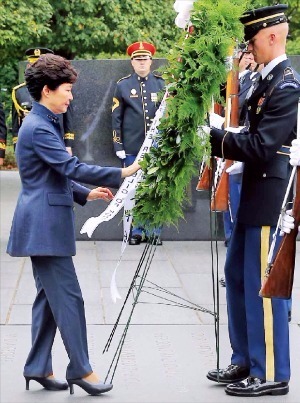 < 한국전 참전비에 헌화 > 박근혜 대통령이 14일 미국 워싱턴DC의 한국전 참전 기념비 공원을 방문해 기념비에 헌화하고 있다. 연합뉴스
