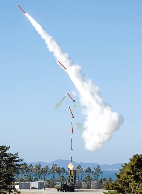 LIG넥스원이 개발한 중거리 지대공미사일 천궁 발사 모습 