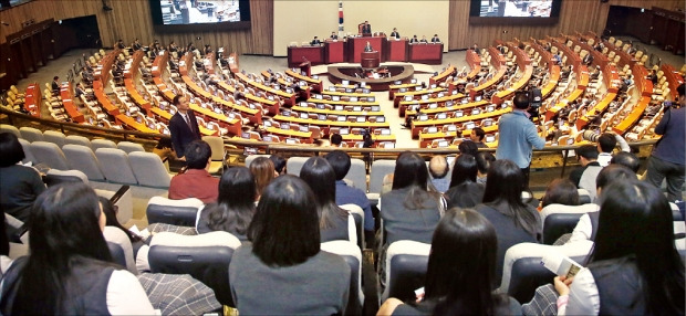 < ‘역사 공방戰’ 지켜보는 학생들 > 국회 교육·사회·문화분야 대정부질문이 진행된 16일 국회에 견학온 여고생들이 역사교과서 국정화를 둘러싸고 여야 의원들이 공방을 벌이는 장면을 지켜보고 있다. 연합뉴스 