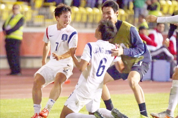 U-17 한국 축구 대표팀 장재원(6번)이 18일 칠레 코킴보에서 열린 2015 FIFA U-17 월드컵 축구대회 조별리그 1차전 브라질과의 경기에서 선제 결승골을 터뜨린 뒤 기뻐하고 있다. 대한축구협회 제공