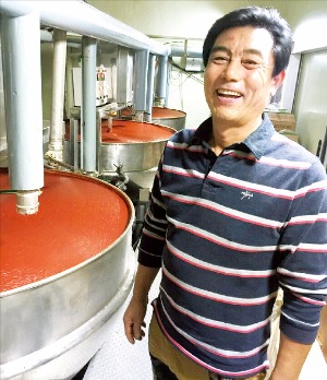 임옥호 진조미식품 회장이  초고추장 생산방식에 대해 설명하고 있다. 김용준 기자