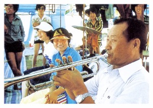 1978년 현대그룹 강릉 하계수련회에 참석한 아산이 트럼펫을 불고 있다. 