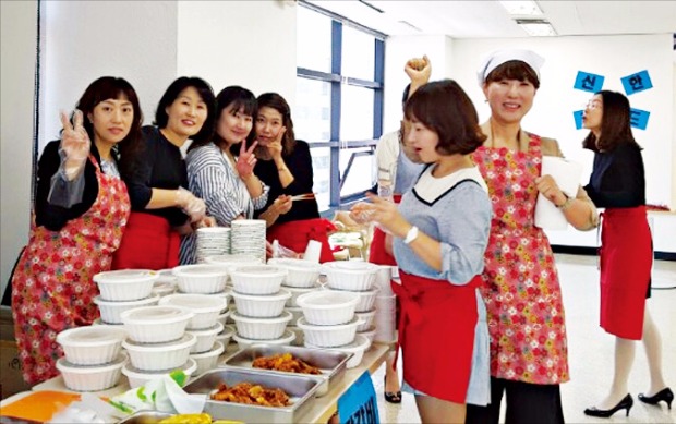 [대한민국 일하기 좋은 100대 기업] 신한카드, 소통 김밥·소통 포장마차…'FUN'으로 통한다