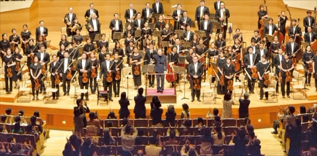 정명훈 서울시립교향악단 예술감독과 서울시향 단원들이 지난 19일 일본 도쿄 산토리홀에서 연주를 마치고 관객들의 기립박수를 받으며 인사하고 있다. 서울시립교향악단 제공 