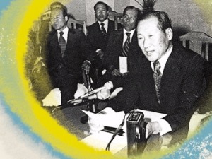 아산(맨 오른쪽)이 1977년 7월1일 동생 정세영 현대산업개발 회장(맨 왼쪽)과 함께 아산사회복지재단 설립 기자회견을 하고 있다. 한경DB