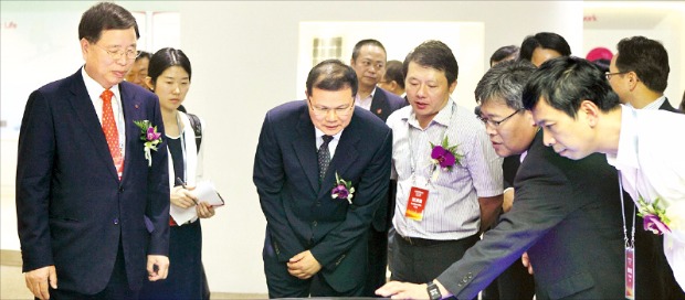 지난 14일 열린 중국 광둥성 광저우시 LG화학 ‘화남 테크센터’ 개소식에 참석한 박진수 LG화학 부회장(앞줄 왼쪽 첫 번째), 천지엔룽 광저우 경제개발구비서장(두 번째) 등이 테크센터 내 전시실을 둘러보고 있다. LG화학  제공 