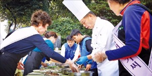 ‘맛있는 제주 만들기’ 식당 주인들이 제주시 연동에 있는 연동경로 회관에서 노인들에게 대접할 음식을 준비하고 있다. 호텔신라제공