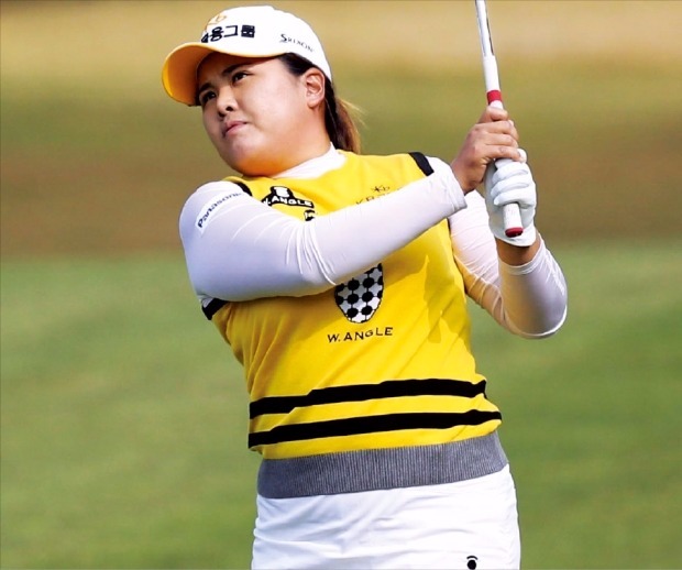 박인비가 22일 열린 KB금융스타챔피언십 1라운드 2번홀에서 아이언샷을 하고 있다. KLPGA 제공