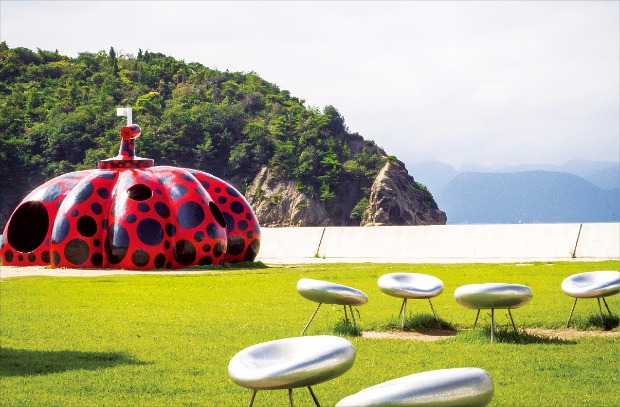 나오시마 미야노우라항의 잔디밭에 설치된 구사마 야요이의 작품 ‘붉은 호박’ 