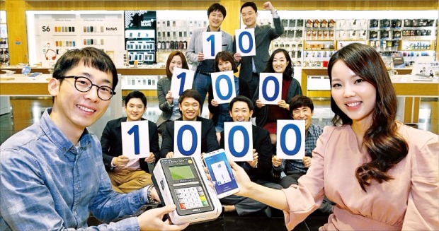 삼성전자의 모바일 간편결제 서비스인 삼성페이 가입자가 100만명을 넘어섰다. 하루 결제 건수는 10만건, 누적 결제금액은 1000억원을 돌파했다. 삼성전자 제공