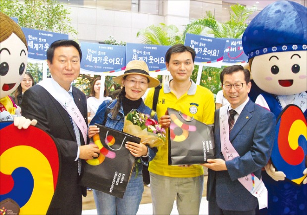 이재성 한국관광공사 본부장(왼쪽)과 김응수 한국MICE협회 회장이 24일 인천국제공항을 통해 입국한 중국 판톈수지플라스틱유한공사 소속 포상관광단 대표에게 기념품을 전달하고 있다. 