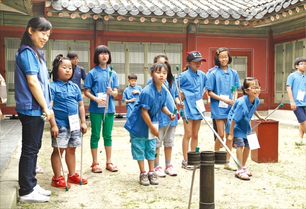 신한은행이 운영하는 ‘창경궁 1박2일 궁중문화체험’ 프로그램에 참가한 어린이들이 투호를 하며 즐거워하고 있다. 신한은행 제공